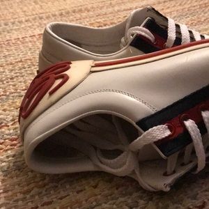 Classic design GG sole print cursive Gucci on heel